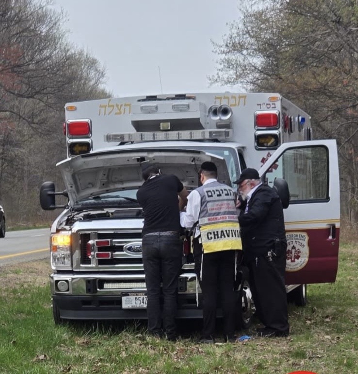 Chavivim Assists Stalled Hatzoloh Ambulance on the Palisades Parkway